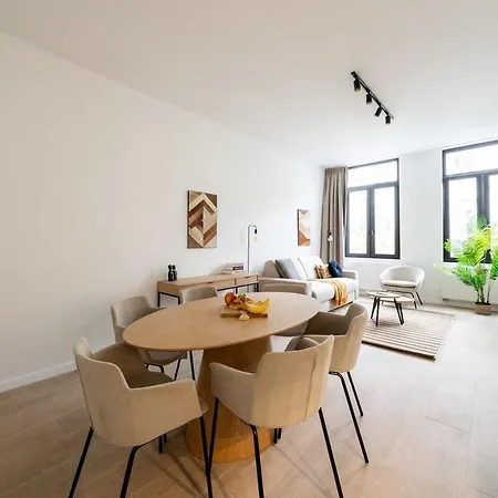 Comfortable Urban Retreat For 6 In Apartment